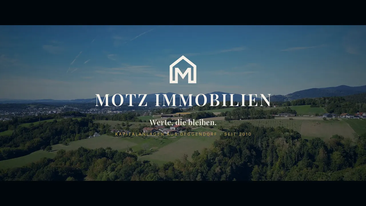 Titelbild des Imagefilms „Werte, die bleiben“ von Motz Immobilien mit Luftaufnahme der Region Deggendorf